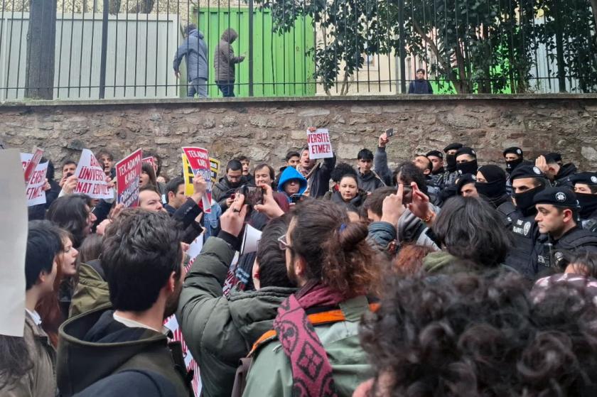 Üniversiteliler polis barikatını aştı, Saraçhane'ye yürüyorlar: Kabul etmiyoruz, demokrasiye sahip çıkıyoruz