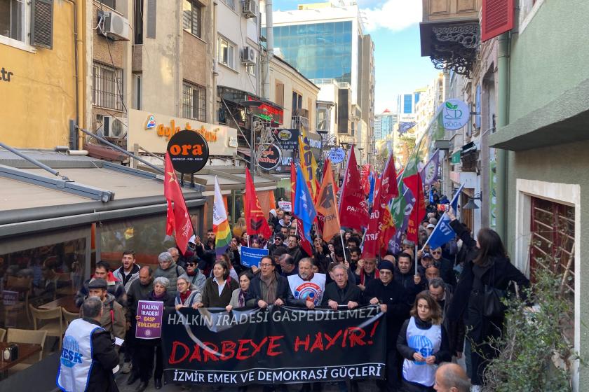 İzmir’de İmamoğlu’na yönelik gözaltı protestosu: “Bu karanlığı dağıtmak zorundayız”