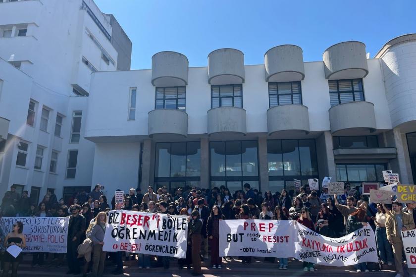 ODTÜ öğrencilerinden atanmış rektöre "soruşturma kağıtlı" eylem