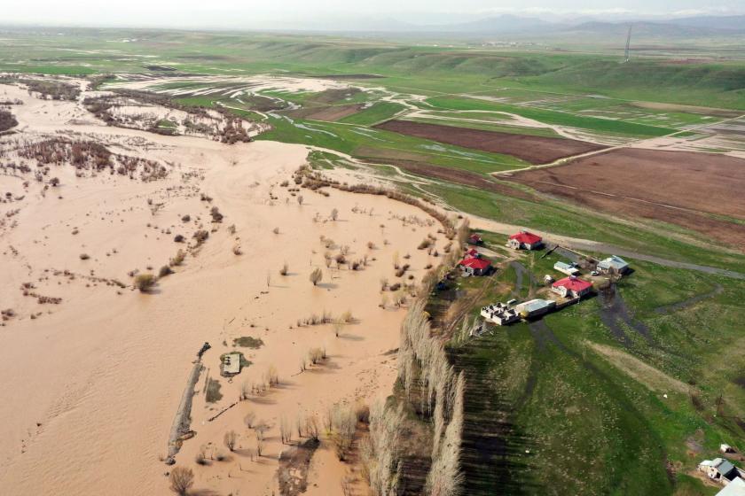 Ağrı'da Murat Nehri'nin taşması sonucu tarım arazilerini su bastı