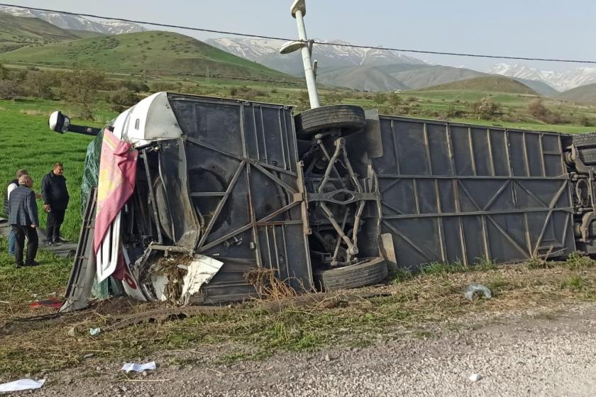 Van'da yolcu otobüsünün devrildiği kazada 28 kişi yaralandı