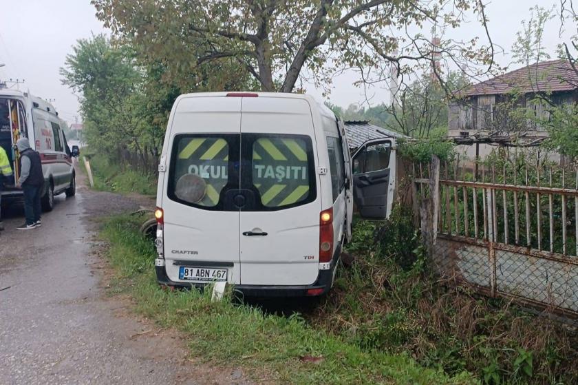 Düzce'de 1 Mayıs'ta çalıştırılan işçilerin servisi kaza yaptı