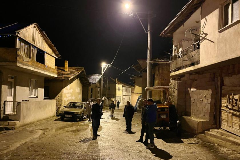 Kütahya'da köylüler artçı depremler nedeniyle geceyi dışarıda geçiriyor