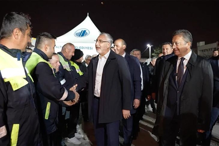 Bakan Işıkhan, işçileri darbeden başkanla beraber 1 Mayıs kutladı