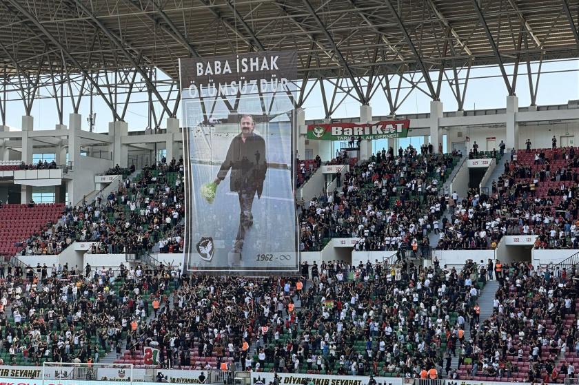 Amedpsor taraftarlarından Sırrı Süreyya Önder'e: Baba İshak ölümsüzdür