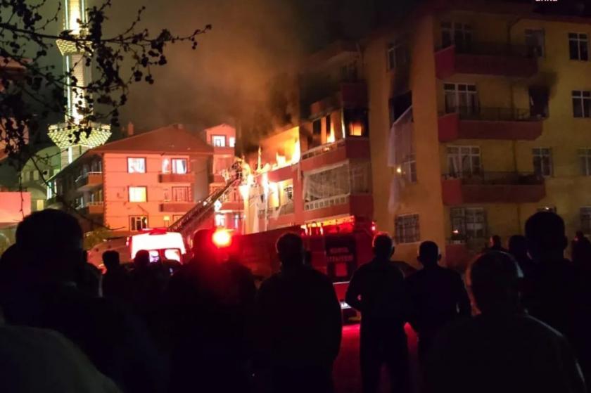 Konya'da 4 katlı binada doğal gaz patlaması: 1'i ağır 12 kişi yaralandı