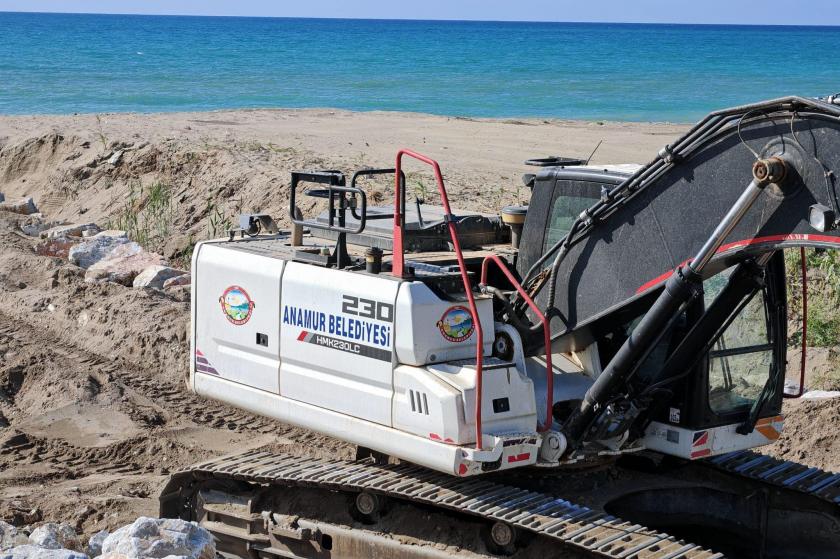 Anamur’da yuvalama kumsalına beton
