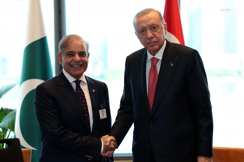 Erdoğan, Pakistan Başbakanı Şahbaz Şerif ile telefonda görüştü