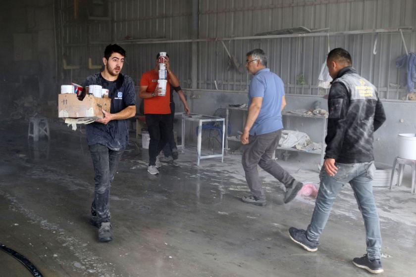 Atölye yangınında malzemeleri kurtarmaya çalışan işçiler yaralandı