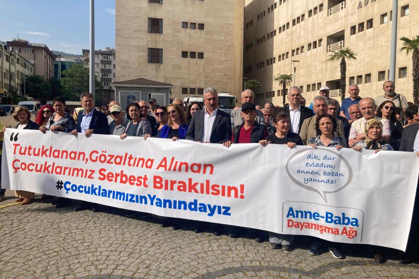 Bursa'da gençler hakim karşısına çıktı: 2 kişinin ev hapsi kararı kaldırıldı