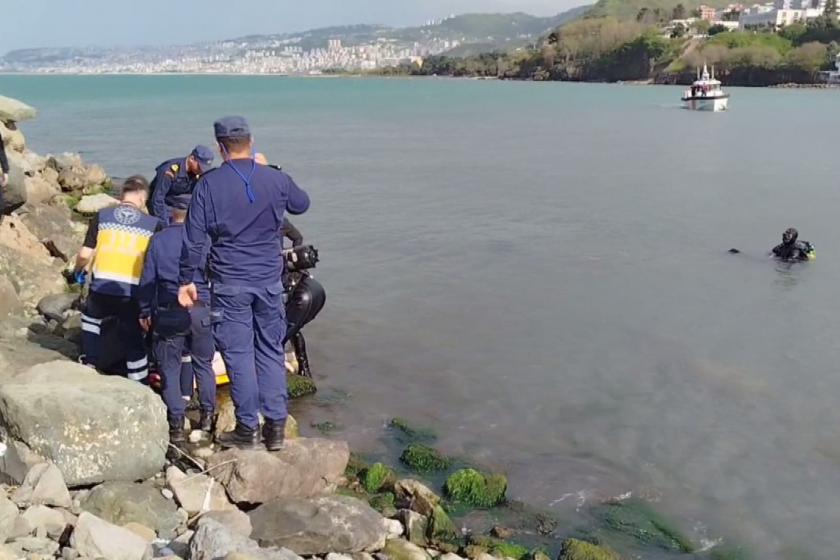 Denize giren gençlerden biri boğuldu biri yoğun bakımda