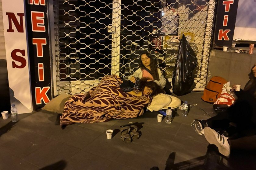 Özel Sektör Öğretmenleri Sendikası üyesi eğitimciler nöbet tutmaya başladı