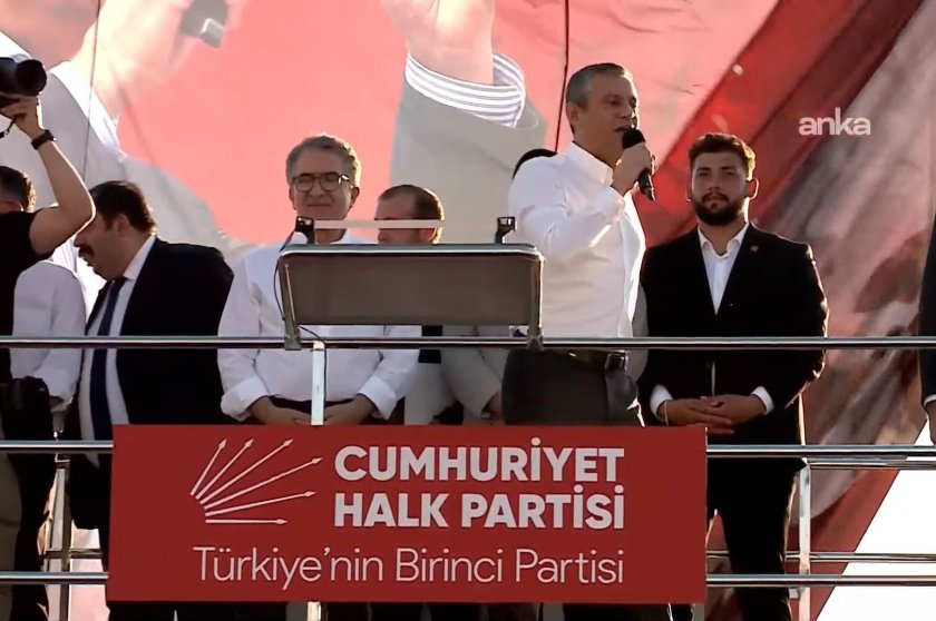 Özgür Özel Malatya mitinginde konuşuyor: 75 bin depremzede hâlâ konteynerde