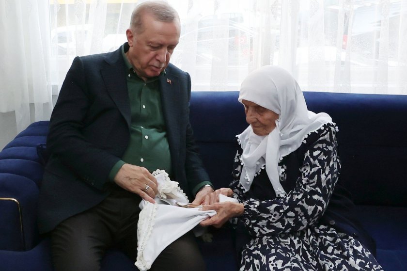 Erdoğan'dan Filistin'e para bağışlayan yaşlı kadına: "Ne kadar var, çok mu? Vay vay vay..."