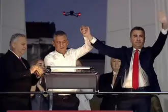 DEVA'dan istifa eden Evrim Rızvanoğlu ve Cem Avşar, CHP'ye katıldı