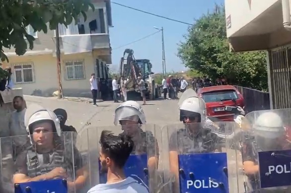 Topağacı Mahallesi’nde elektrik ve sular kesildi, yurttaşlar tepkili