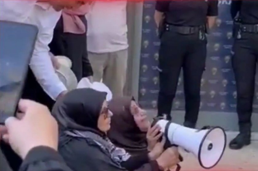 Konya'da kadınlardan AKP binası önünde protesto