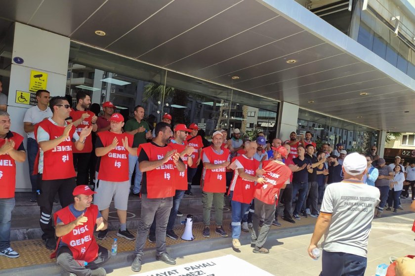 Karşıyaka Belediyesi işçileri: Sadaka değil maaşımızı istiyoruz