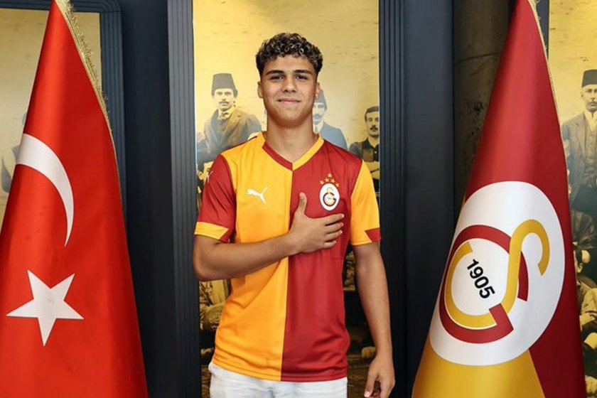 Galatasaray, Altınordu'dan 16 yaşındaki oyuncuya resmi imzayı attırdı
