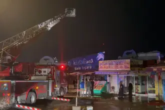 Kartal'da balıkçı barınağında yangın çıktı, dört restoran kullanılamaz hale geldi