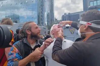 CHP İstanbul İl Başkanlığına kayyım baskını: Cop, biber gazı, gözaltı…