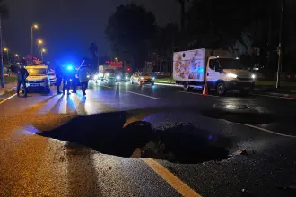 İstanbul Fatih'te kuvvetli sağanak nedeniyle yol çöktü
