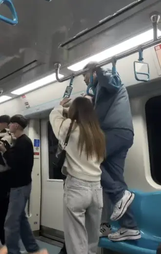 Marmaray'da iki grup tekme ve yumruklu kavga etti