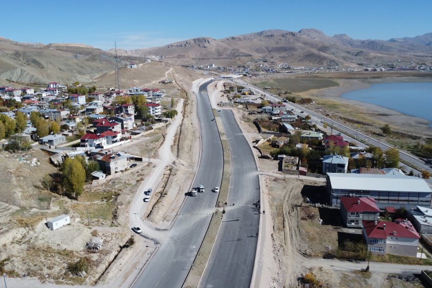 Van’da veliler ve öğrenciler üst geçit talebiyle eylemde: “Üst geçit yapılana kadar eylem sürecek”