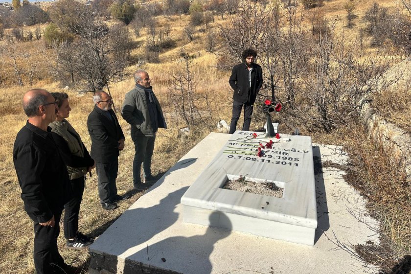 Van depreminde yaşamını yitiren gazeteci Cem Emir mezarı başında anıldı