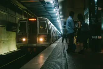 M2 metrosunda arıza: Elektrik hattından kıvılcım çıktı