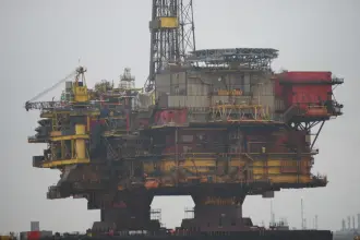 Petrol fiyatları arz artışıyla geriledi: Aylık yükseliş sürüyor