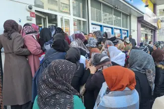 Diyarbakır’da Halkbank önünde ‘sosyal destek kartı’ izdihamı