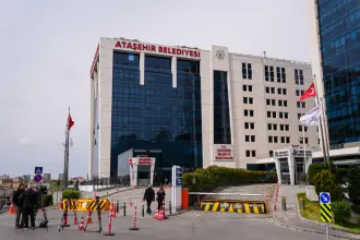 Ataşehir Belediyesi'ne gece yarısı operasyon: Belediye Başkanı Onursal Adıgüzel ile birlikte 20 kişi gözaltına alındı
