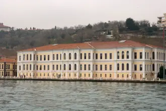 Barınma krizi büyüyor: Köklü liselerde öğrenciler yurtsuz kaldı