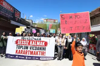 Dicle ilçesinde okulda çocuk istismarı, kitlesel yürüyüşle protesto edildi