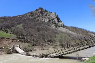 Munzur taştı, köyle bağlantı koptu: Yurttaşlar 7 gündür yeni köprü bekliyor
