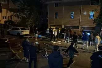 Bartın'da şiddetli rüzgar çatıyı uçurdu, araçlar hurdaya döndü