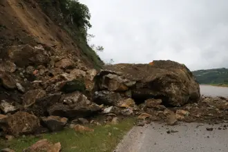 Tokat-Çat yolunda heyelan: Kara yolu çift yönlü ulaşıma kapandı