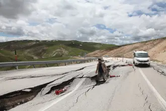 Ahlat-Malazgirt yolunun zemini kaydı | Aynı firma, aynı sonuç: Yaptığı yollar çöküyor, ihale almaya devam ediyor