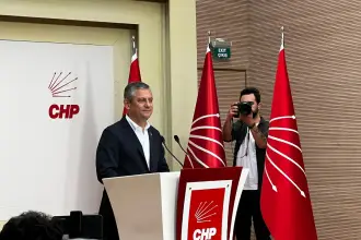 Özgür Özel'den 'mutlak butlan' kararı sonrası açıklama: 'Kimse sarayın icazetiyle o koltukta oturmamalı'
