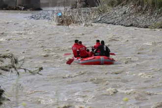 Hatay'da 3 kişinin öldüğü sağanakta sele kapılarak kaybolan 2 genç aranıyor