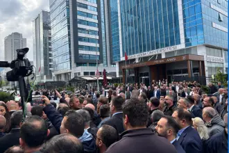 CHP Genel Merkezi önünde 'tahliye' gerginliği: 'Mafyavari tiplerle kapıya dayandılar'