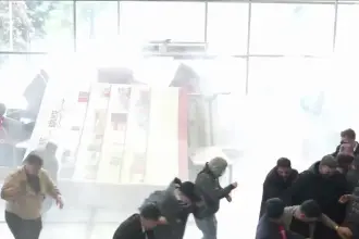 Kılıçdaroğlu destekçileri kapıya dayandı, polis biber gazı sıkarak CHP Genel Merkezine girdi