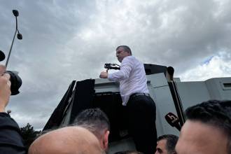 Özgür Özel TOMA'ya çıktı, CHP'liler barikatları aşa aşa TBMM önüne ulaştı