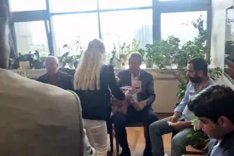 Kılıçdaroğlu'nun ekibi polis zoruyla girdikleri CHP Genel Merkezinde çikolata dağıttı