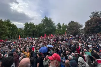 Özgür Özel TOMA'ya çıktı, CHP'liler barikatları aşa aşa TBMM önüne ulaştı: 'Partiyi işgalden kurtarıp üçüncü kez açmaya var mısınız?'