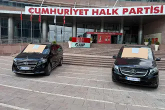 Kılıçdaroğlu, Özel’in kullandığı iki arabayı “Haram araç” yazısıyla satışa çıkardı