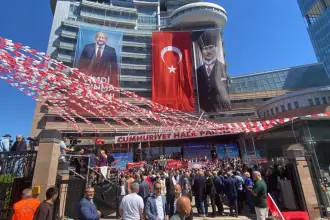 CHP'de atanmış yönetimden genel merkez önünde 'bayramlaşma'