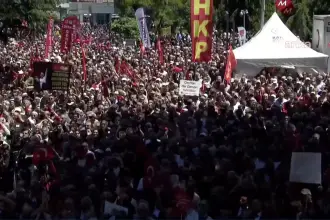 İki CHP, iki ayrı bayramlaşma: Özel'in çağrı yaptığı Güvenpark'ta kitlesel buluşma