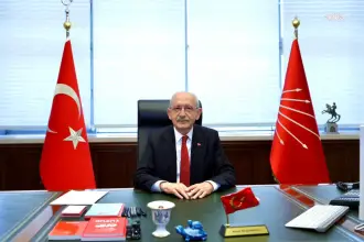 Kemal Kılıçdaroğlu, mutlak butlanla atandığı genel başkanlık koltuğunda poz verdi